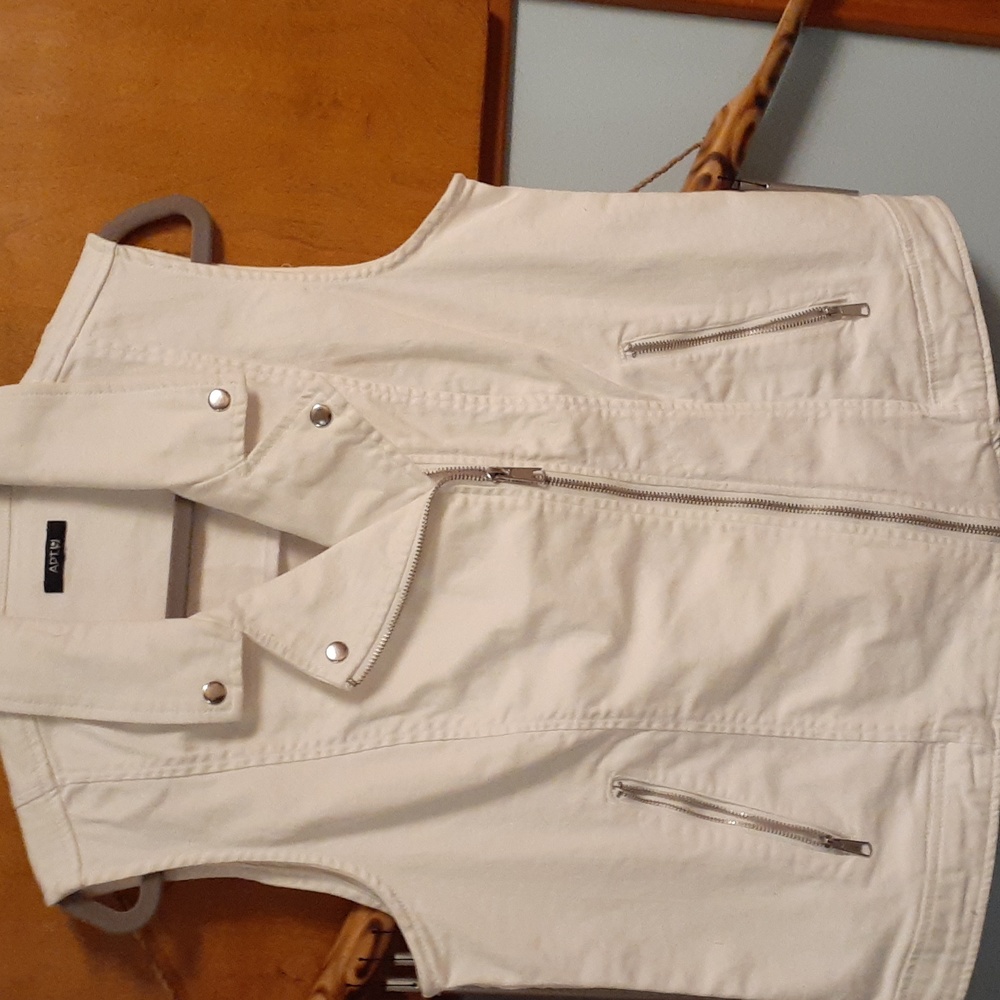 Apt 9 white moto style vest size large  like new!